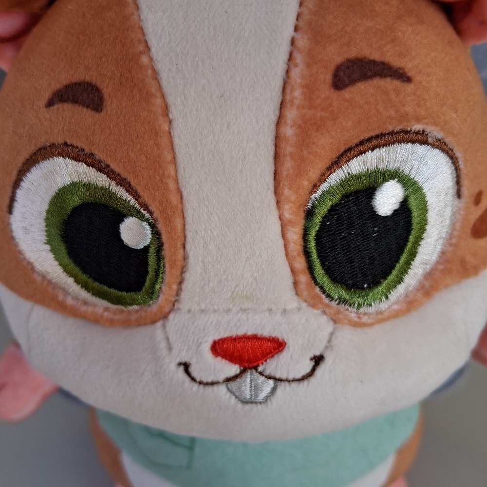 Spin Master Vida The Vet Pip 7" Plush Toy & 1.5" Mini Action Figure Set - Picture 10 of 11